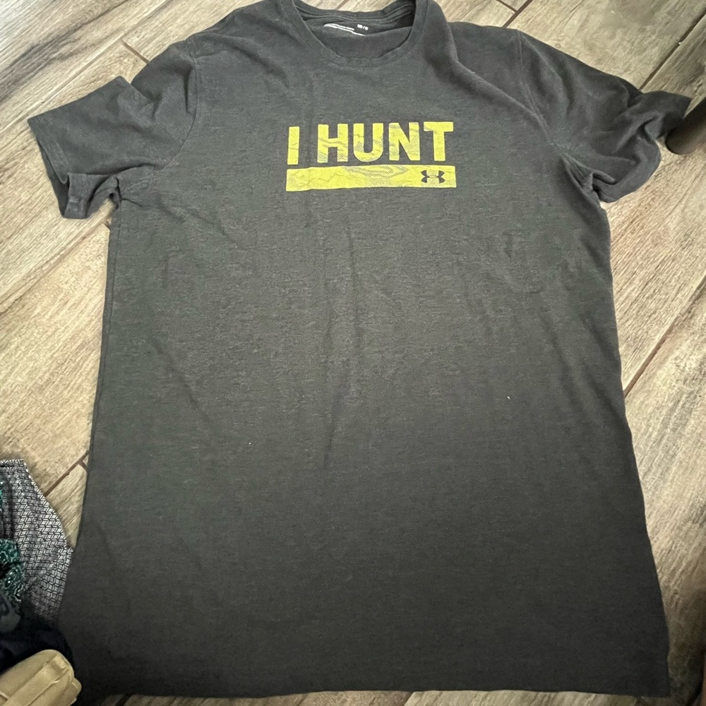 Under Armour Shirt Mens size M Grey Loose Heatgear Hunting Charged Outdoors